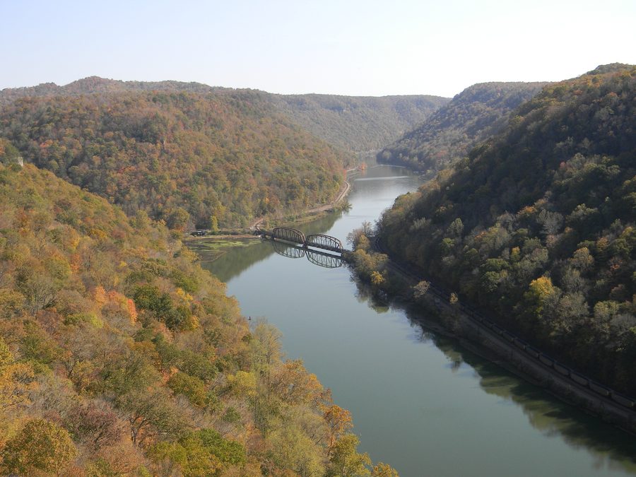 Vista del New River dal punto panoramico Hawks Nest in West Virginia.