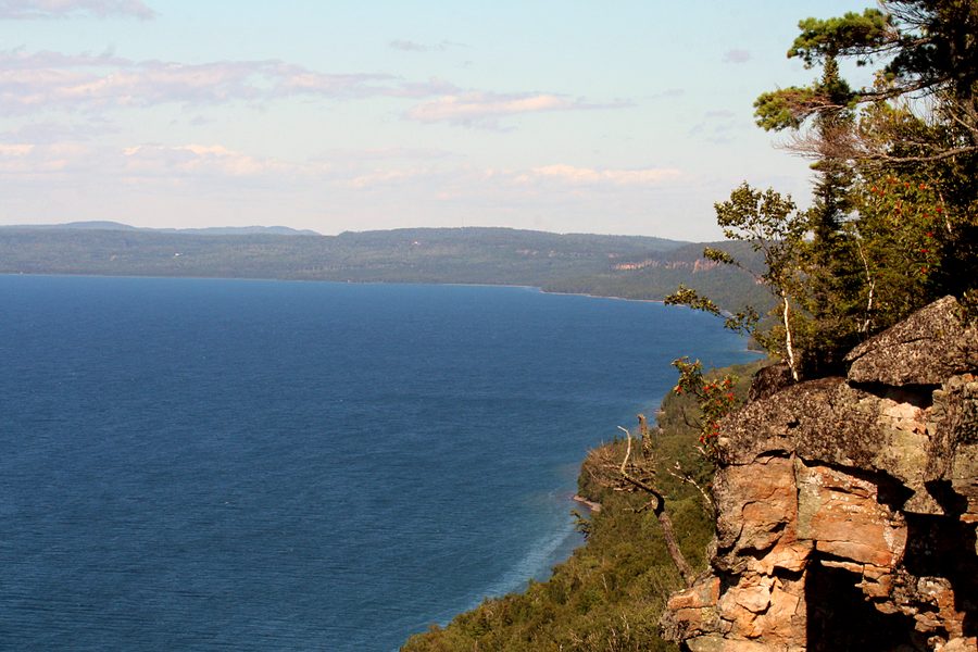 Vista del Sleeping Giant dal Thunder Bay Lookout in Ontario