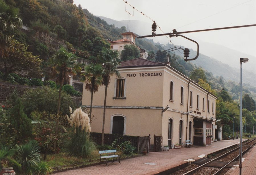 Edificio della stazione ferroviaria Pino-Tronzano visto dal lato dei binari