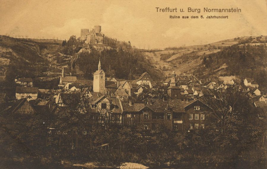 Veduta della città di Treffurt con il castello Normannstein