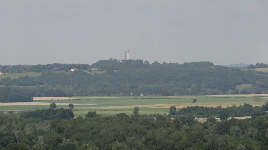 Serbatoio idrico a Pouydraguin visto dalle alture di Goux