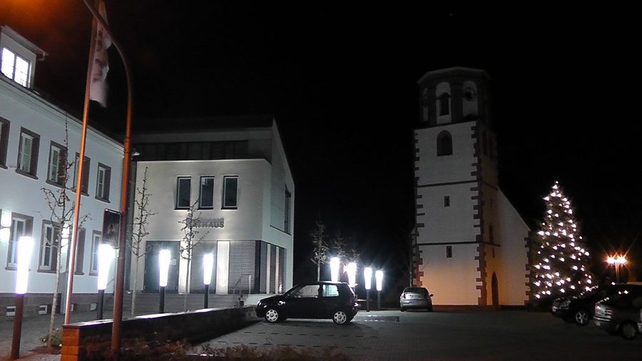 Municipio di Neuhausen nell’Enzkreis con la piazza del mercato e la chiesa cattolica sullo sfondo