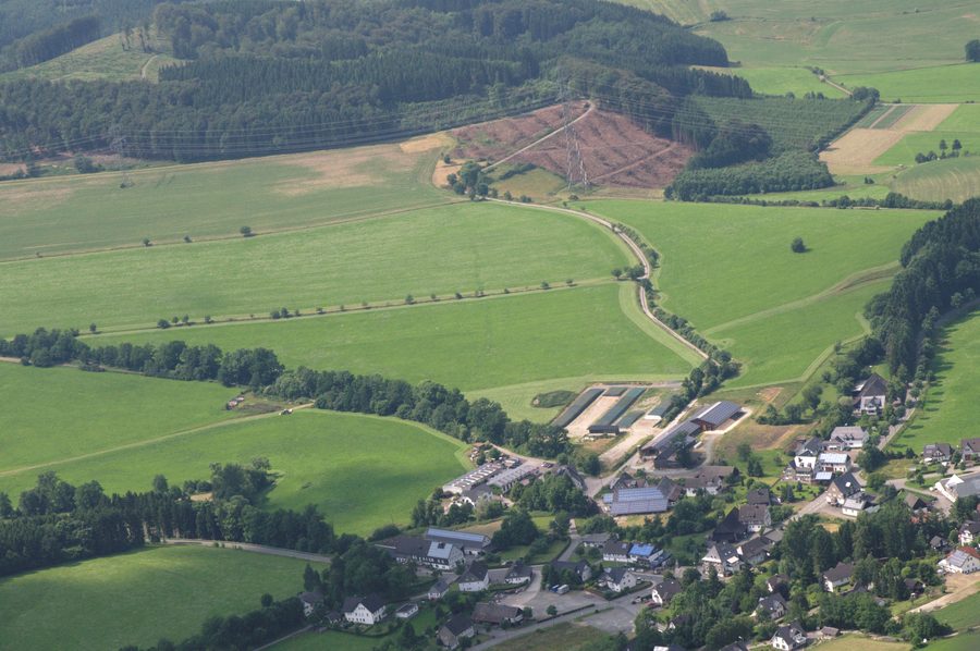 Veduta aerea di Niederberndorf nella valle della Wenne con il monte Buchholz sullo sfondo