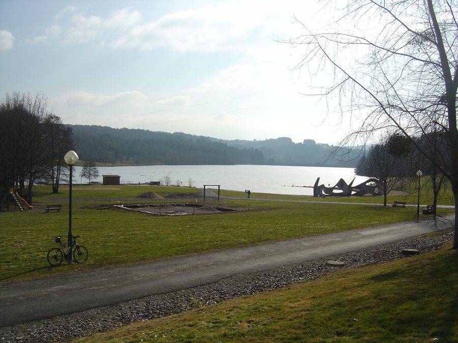 Lac d'Aubusson, circondato da natura rurale