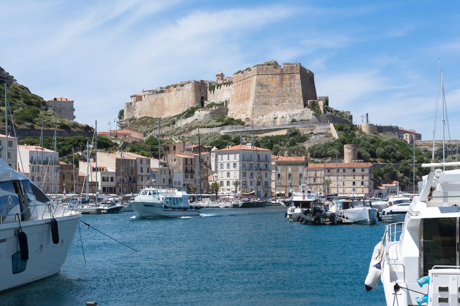 La cittadella di Bonifacio e il porto turistico in Corsica