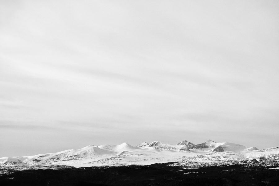 Vista verso le montagne di Rondane e il Parco nazionale di Rondane in primavera