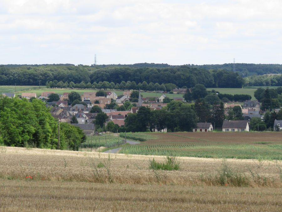 Vista del villaggio di Challes nel dipartimento della Sarthe dalla direzione di Les Boutinières