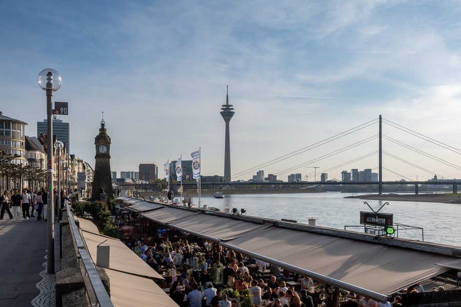 Passeggiata sul Reno a Düsseldorf con la Torre del Reno e il ponte Rheinknie sullo sfondo