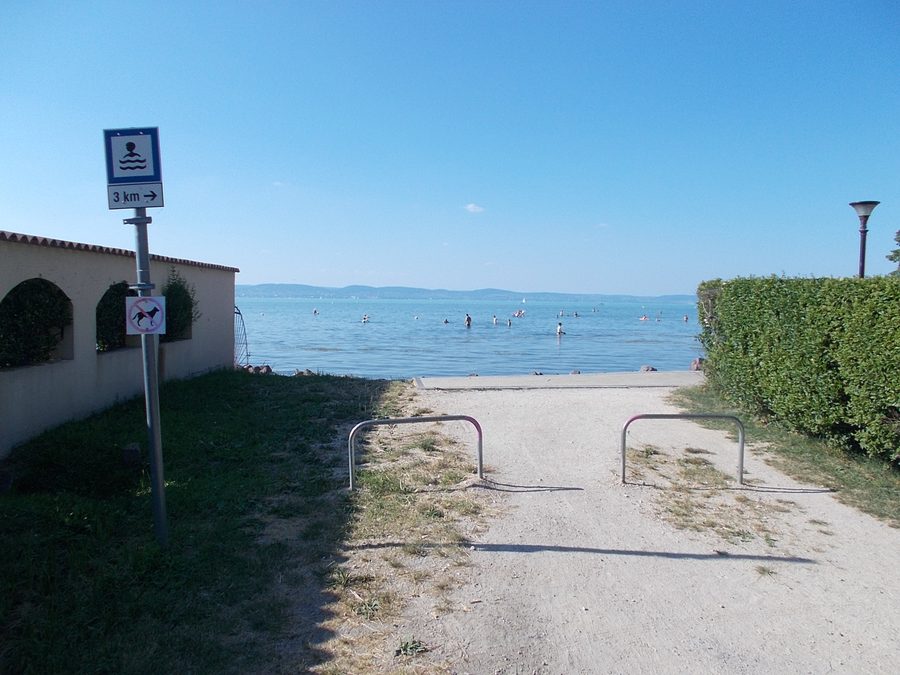 Spiaggia all'estremità occidentale di via Kilátó a Zamárdi, Ungheria, con persone nel lago Balaton
