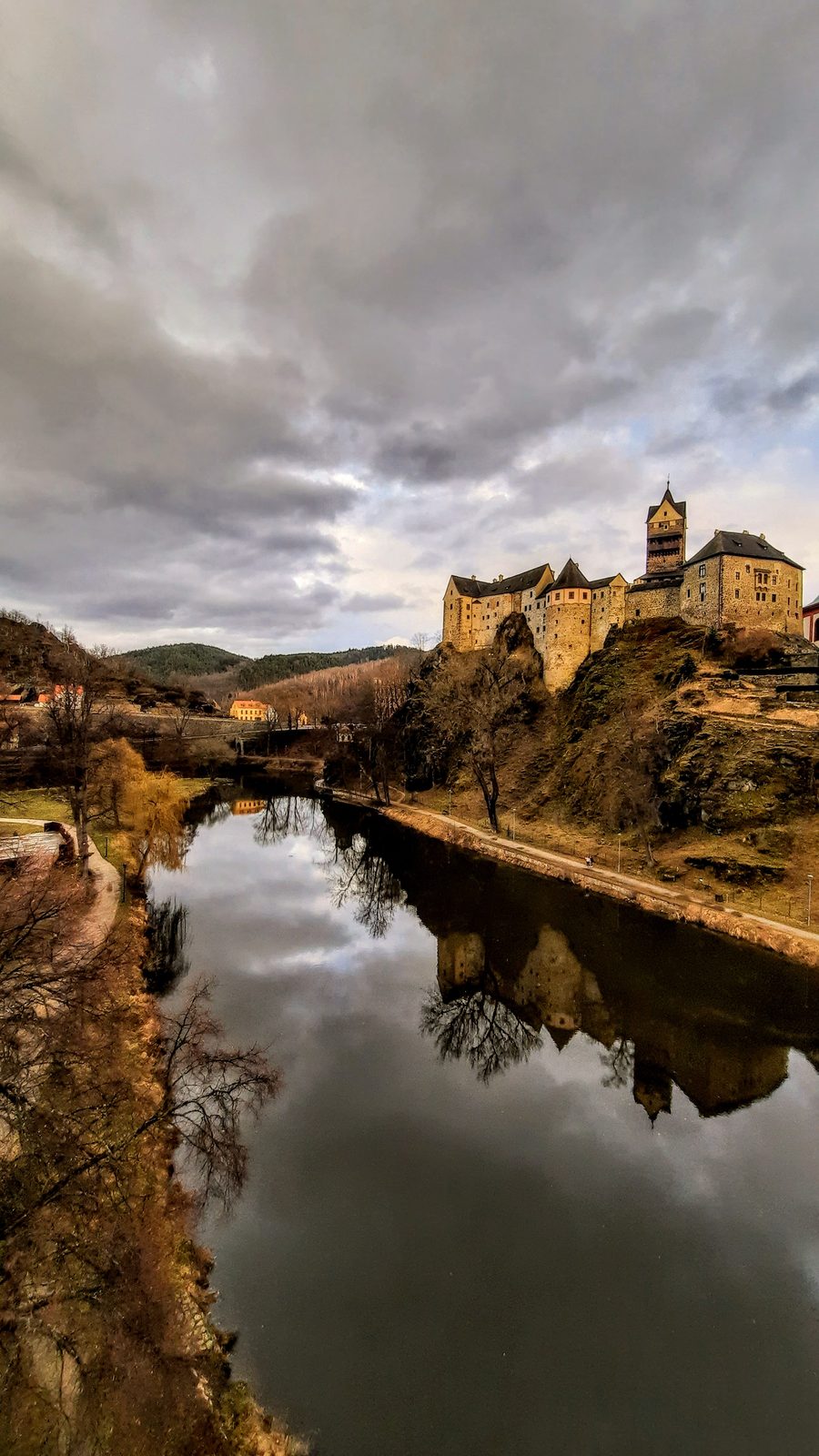 Castello di Loket sopra la città storica di Loket nella regione di Karlovy Vary
