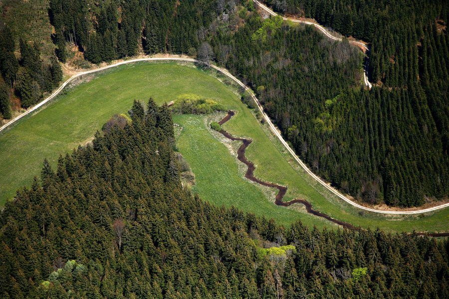 Il torrente Fehla che disegna un’ansa in una valle boschiva della Schwäbische Alb