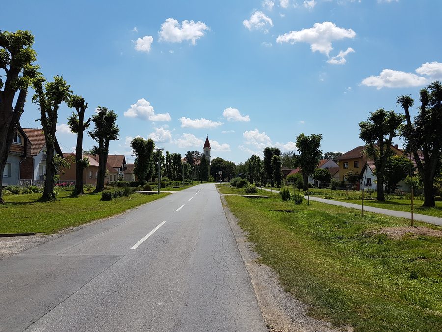 Ingresso a Špišić Bukovica con vista sulla chiesa di San Giovanni Battista