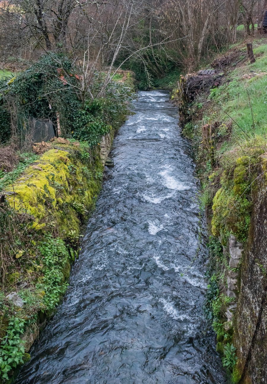 Fiume Diège a Salles-Courbatiès, Aveyron, Francia