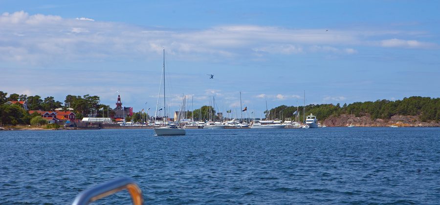 Porto di Sandhamn nell'arcipelago di Stoccolma con barche e edifici sul lungomare