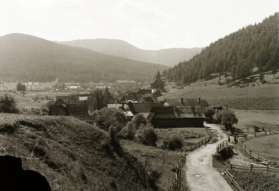 Panorama storico del villaggio di Rudňany con la chiesa di San Clemente al centro