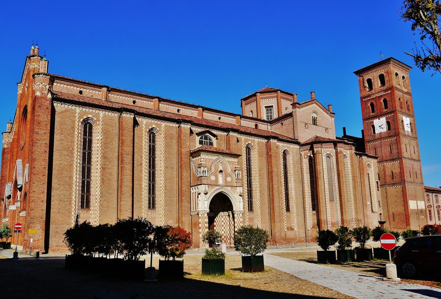 Lato sud della Cattedrale di Santa Maria Assunta ad Asti in Piemonte