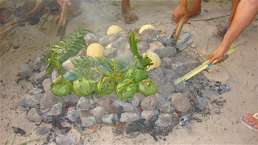 Preparazione dell'Umu a Samoa
