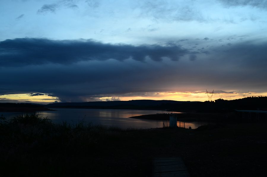 Vista della diga di Furnas a Minas Gerais al tramonto