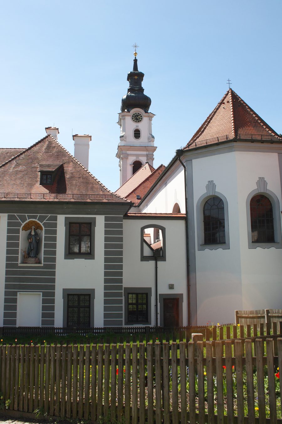 Chiesa parrocchiale e conventuale cattolica di St. Alto e St. Brigitta con gli edifici del convento ad Altomünster