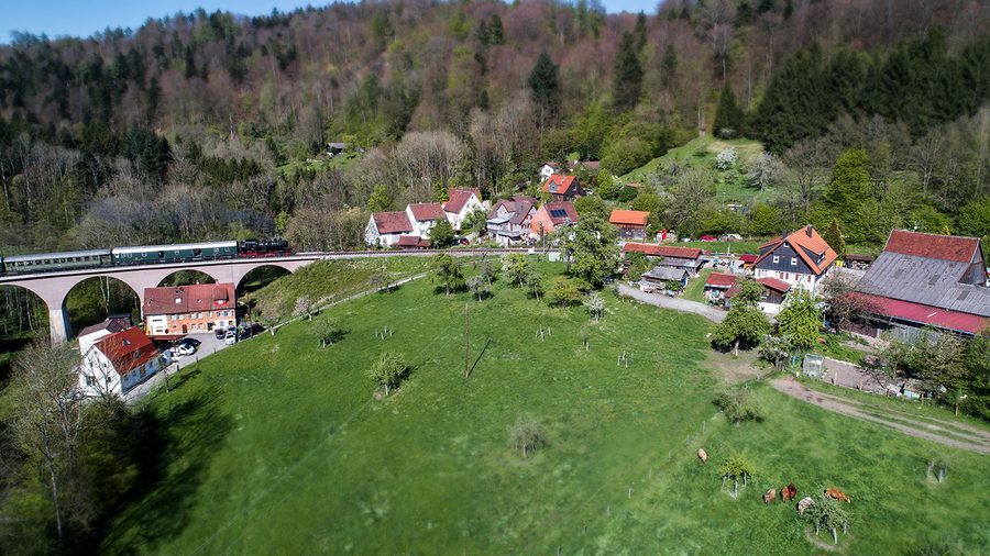 Treno storico della Schwäbische Waldbahn sopra il viadotto di Strümpfelbach