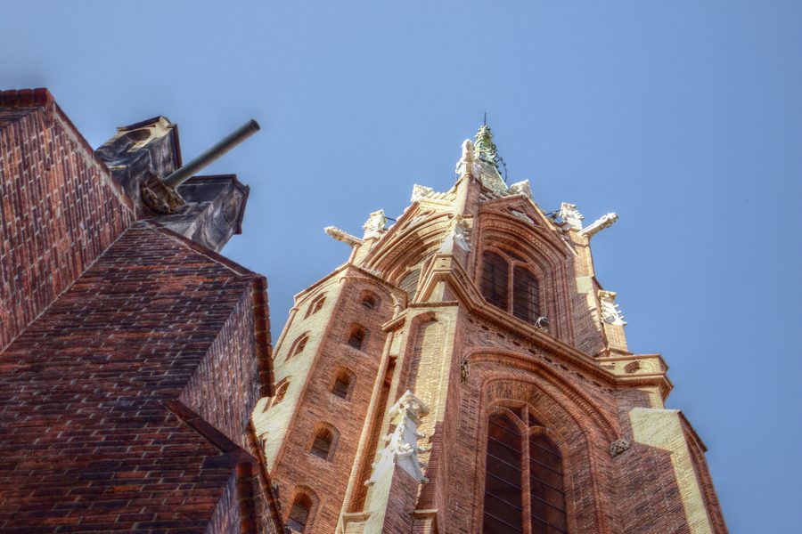 Torre principale della chiesa dell'Assunzione della Beata Vergine Maria a Bielawa, Polonia
