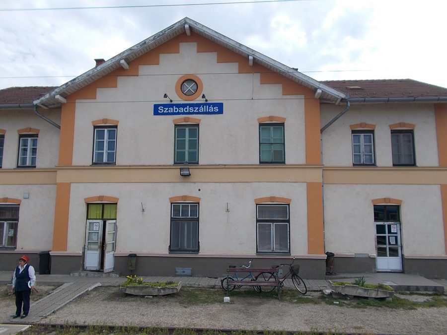 Stazione ferroviaria di Szabadszállás nella contea di Bács-Kiskun