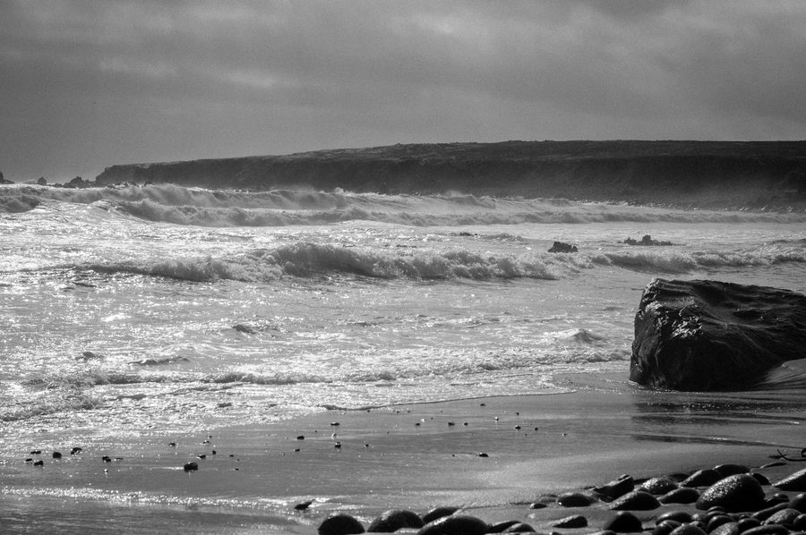 Paesaggio costiero arido sulla costa del Pacifico nella Región de Atacama vicino alla spiaggia di Chorrillo