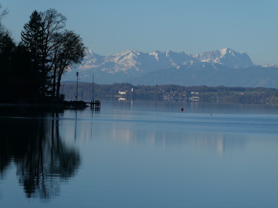 Zugspitze, Alpspitze e Jubiläumsgrat dal rimessaggio barche Kinderburg ad Allmannshausen sul lago di Starnberg