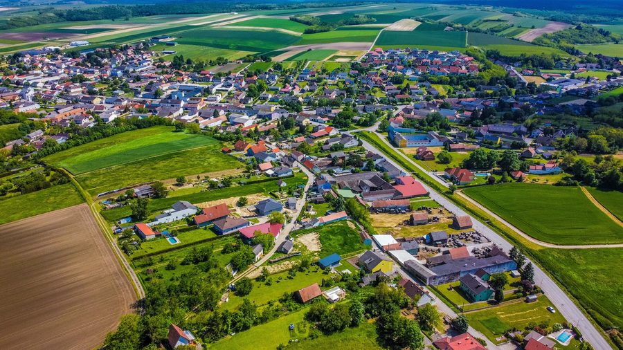 Veduta aerea del comune mercato di Spannberg nel Weinviertel della Bassa Austria