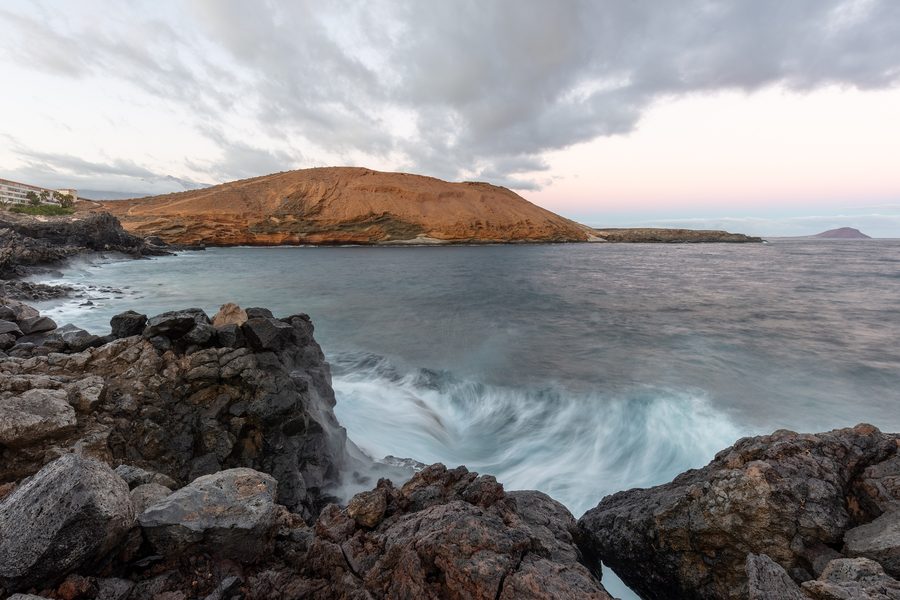Montaña Amarilla con cono vulcanico giallo e costa frastagliata presso Arona a Tenerife