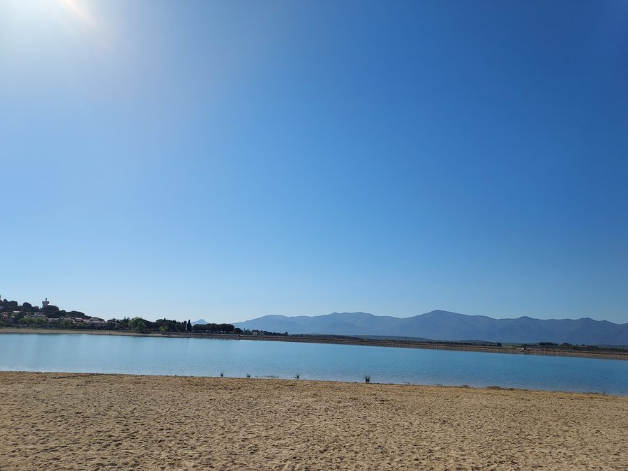 Vista sul Lac de Villeneuve-de-la-Raho in aprile