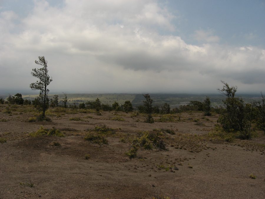 Paesaggio vulcanico spoglio nel Parco nazionale dei vulcani delle Hawaii su Hawaiʻi Island