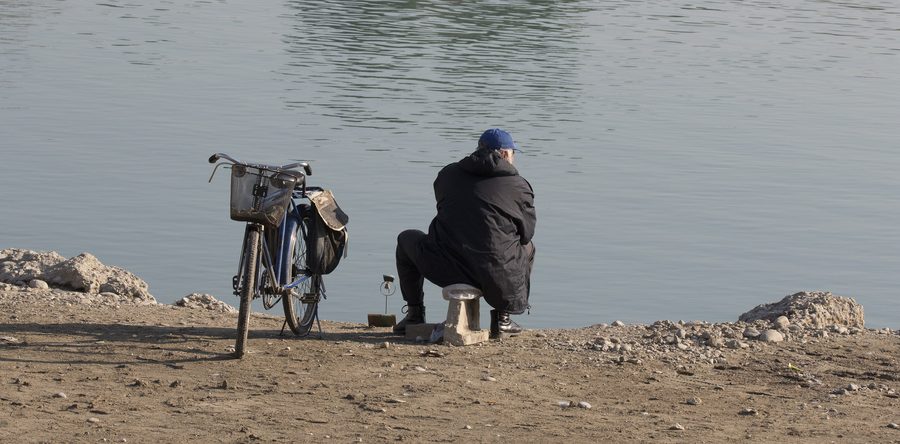 Uomo che pesca sulla riva del Seyhan ad Adana