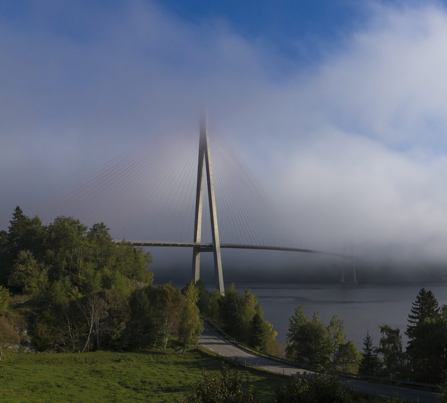 Ponte di Skarnsund che attraversa lo Skarnsundet a Inderøy.