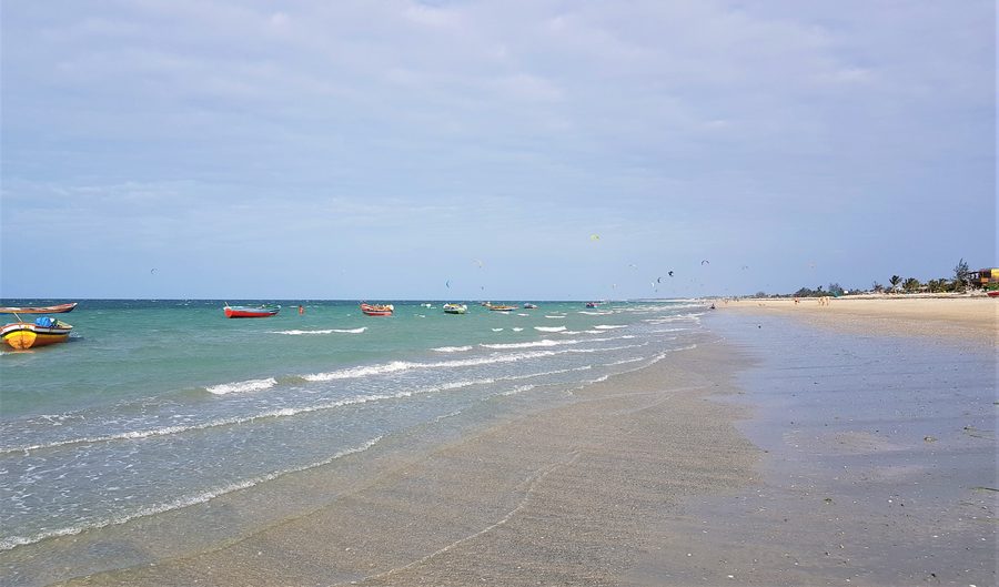 Spiaggia sabbiosa della Praia do Preá a Cruz, nello stato brasiliano del Ceará, con barche e kite sullo sfondo
