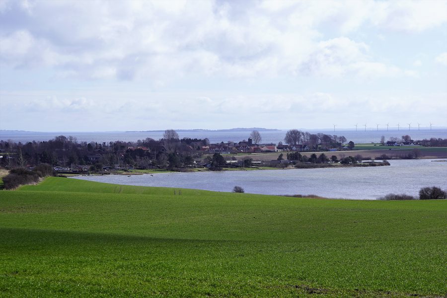 Norsminde visto da nord-ovest con paesaggio costiero e fiordo