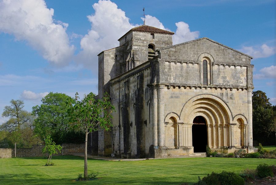 Vista esterna della chiesa di Villars-en-Pons, Charente-Maritime, Francia