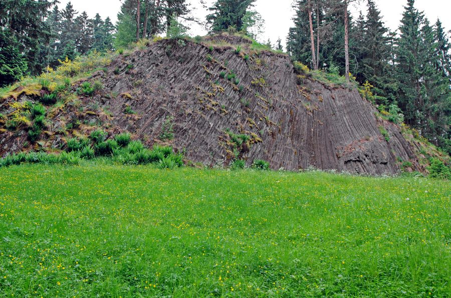 Imponente parete basaltica del monumento naturale Rotavské varhany presso Rotava