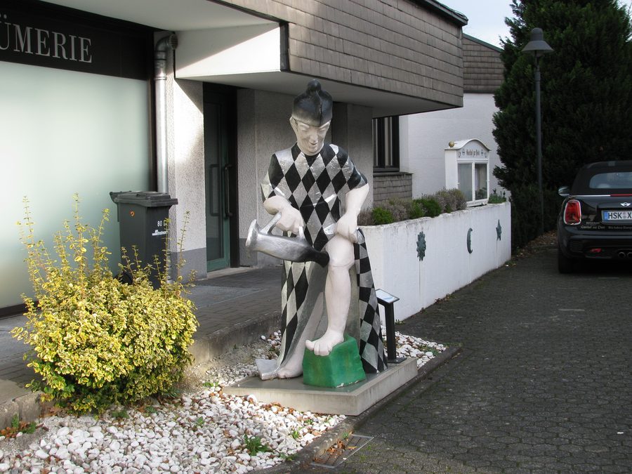 Statua Kneipp davanti a una casa in Bahnhofstraße a Olsberg