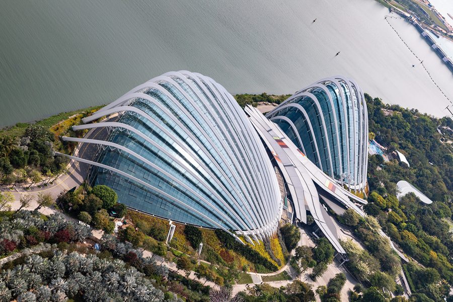 Gardens by the Bay con Cloud Forest e Flower Dome davanti allo skyline di Singapore