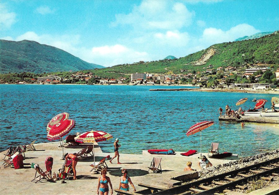 Area della spiaggia vicino a Herceg Novi con vista su Igalo