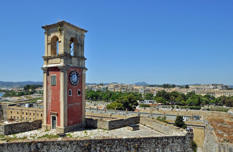 Vecchia Fortezza Veneziana della città di Corfù con campanile veneziano