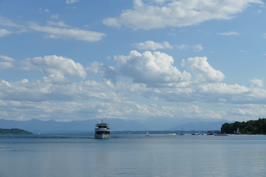 Nave elettrica Berg all’ingresso del porto di Starnberg