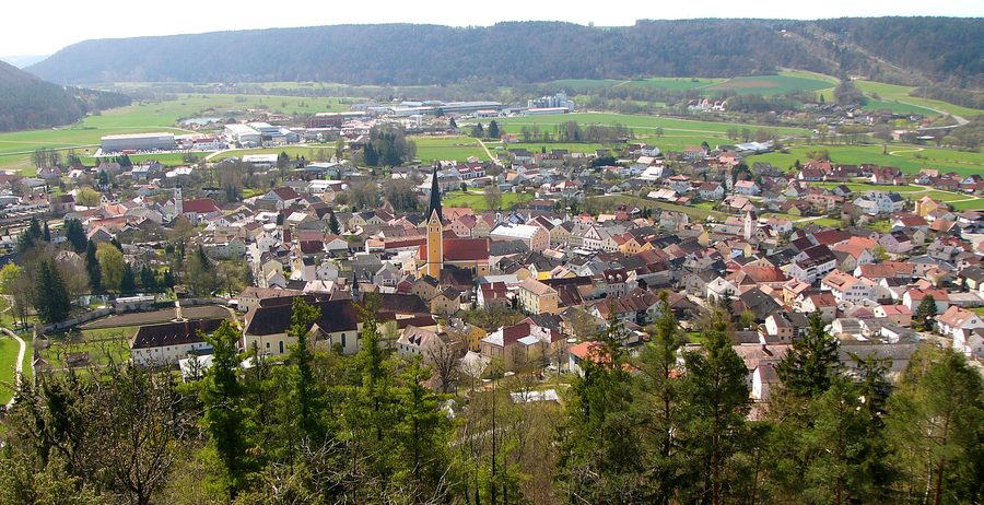Veduta complessiva di Dietfurt an der Altmühl nel paesaggio della valle dell’Altmühl