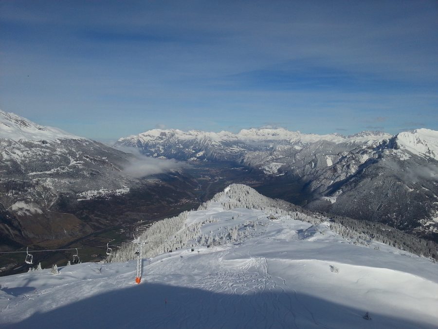 Vista dal Furggabüel sulle Cinque Valli con Zizers e Landquart davanti al paesaggio montano dei Grigioni