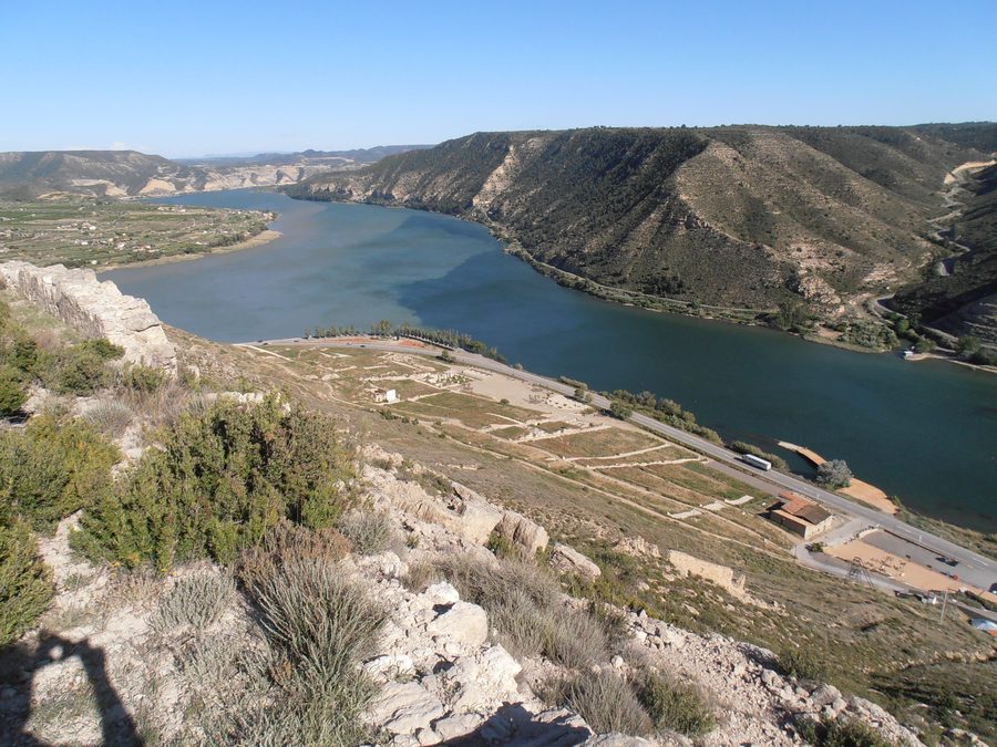 Vista della confluenza tra Ebro e Segre presso Mequinenza dal colle del castello