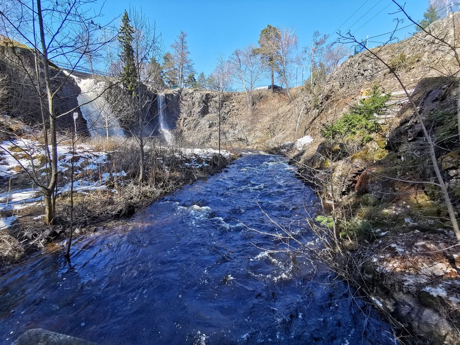 Cascata di Stalpet circondata dal bosco vicino ad Aneby, Svezia
