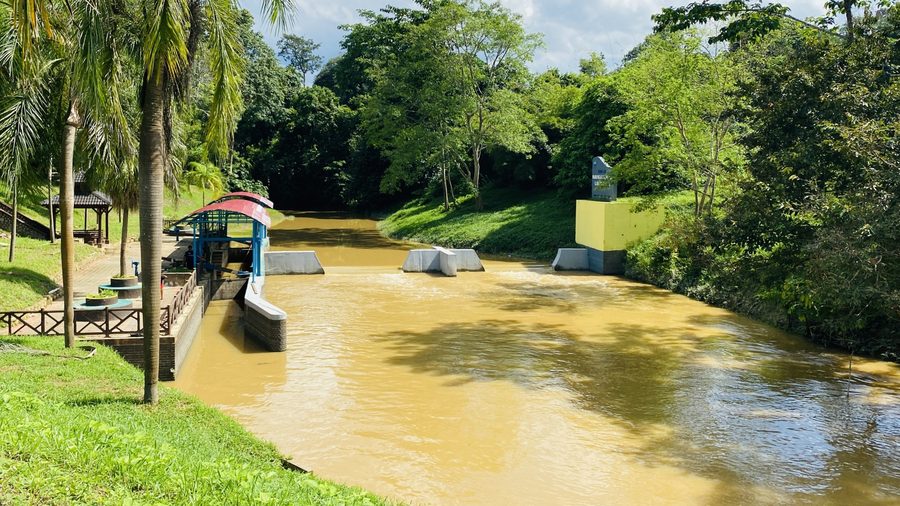 Chiusa di navigazione e diga sul fiume Chini a Kuala Chini, Pahang