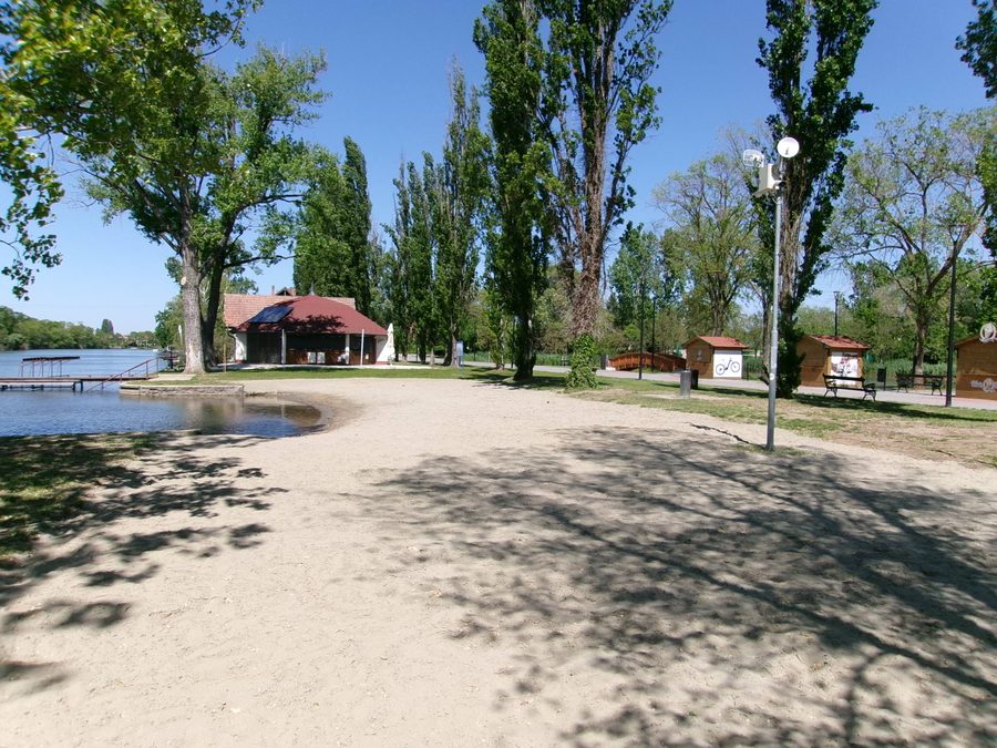 Riva sabbiosa del Körös a Várkert a Szarvas, contea di Békés
