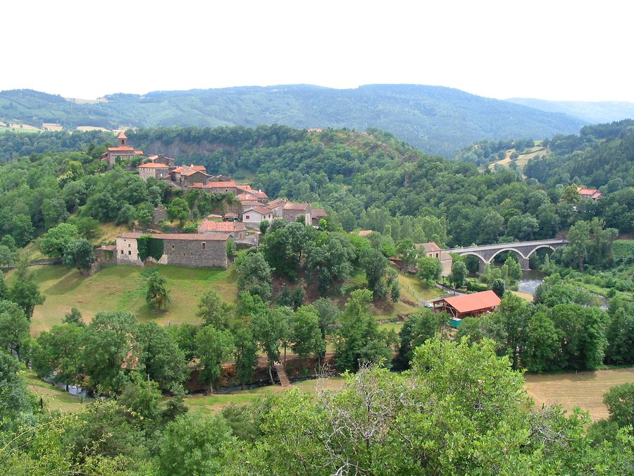 Vista da sud sul villaggio di Saint-Arcons-d'Allier nell'Alta Loira